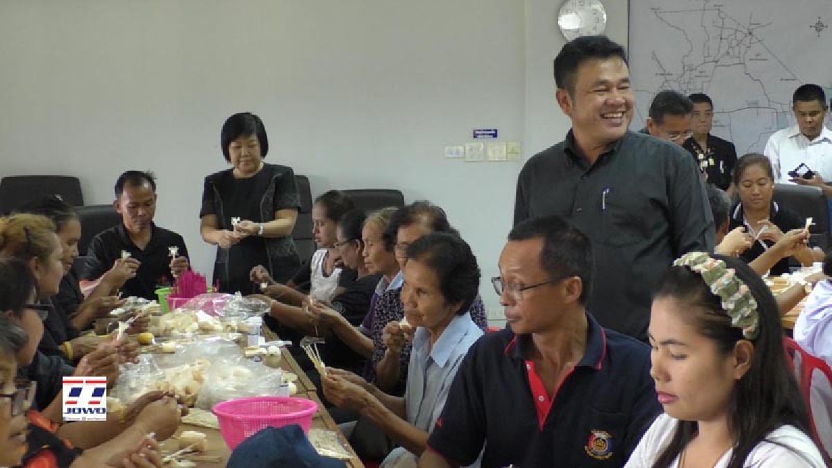 ชาวบ้านตำบลโคกสวาย โคราช ร่วมใจกันปลูกดอกดาวเรืองและทำดอกไม้จันทน์ เตรียมร่วมในพระราชพิธีถวายพระเพลิงพระบรมศพ (มีคลิป)