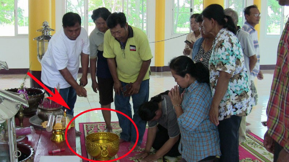 เลขม้วนอย่างชัด!! นักเสี่ยงโชคแห่ดูเลขในบาตรน้ำมนต์หน้าหลวงพ่อขาว หลังให้เลขเด็ดถูกมาแล้ว 16 งวด (มีคลิป)