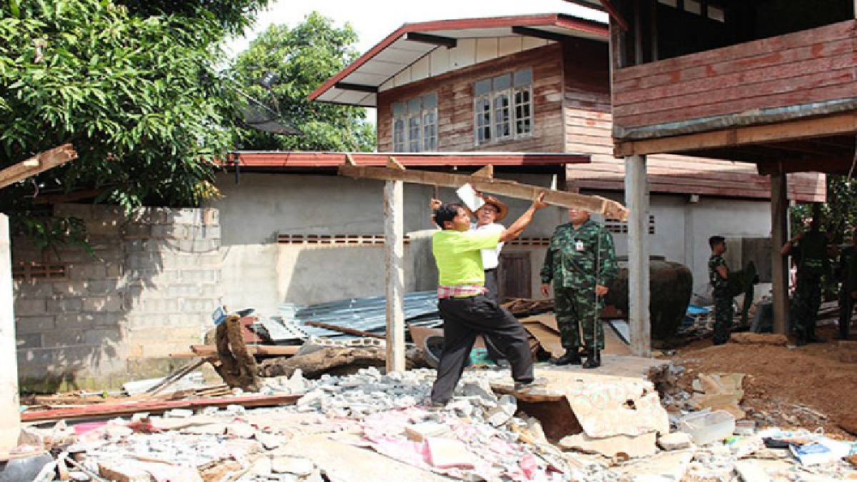 ทหาร-ฝ่ายปกครอง-ผู้นำชุมชนและจิตอาสาชาวบ้านตาลโกน รวมพลัง เร่งซ่อมแซมบ้านเรือปชช.ที่ถูกกระแสน้ำพัดบ้านพังเสียหาย พร้อมมอบเงินช่วยเหลือ