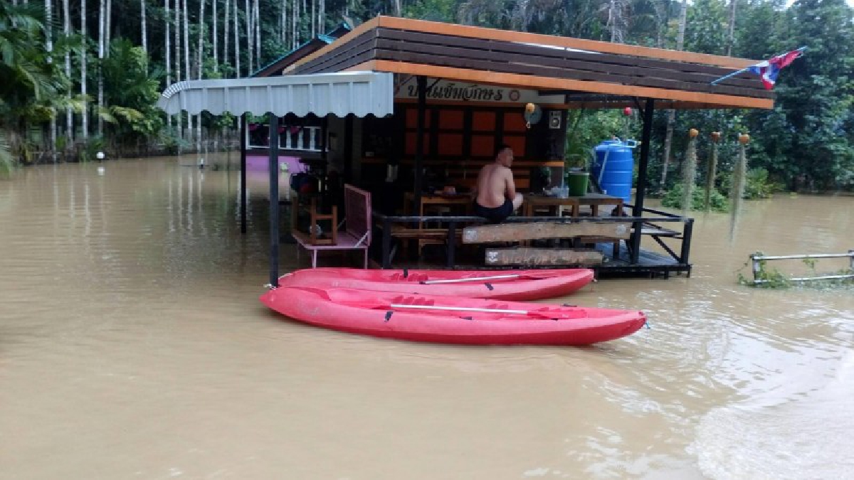 สตูล!! อำเภอละงูอ่วมหนัก โดนฝนซ้ำท่วมแล้ว 5 ตำบลน้ำ ท่วมสูงต้องใช้เรือแทนรถ ชาวบ้านเดือดร้อนหนัก วอนหน่วยงานเร่งเข้าช่วยเหลือ!? (ชมคลิป)