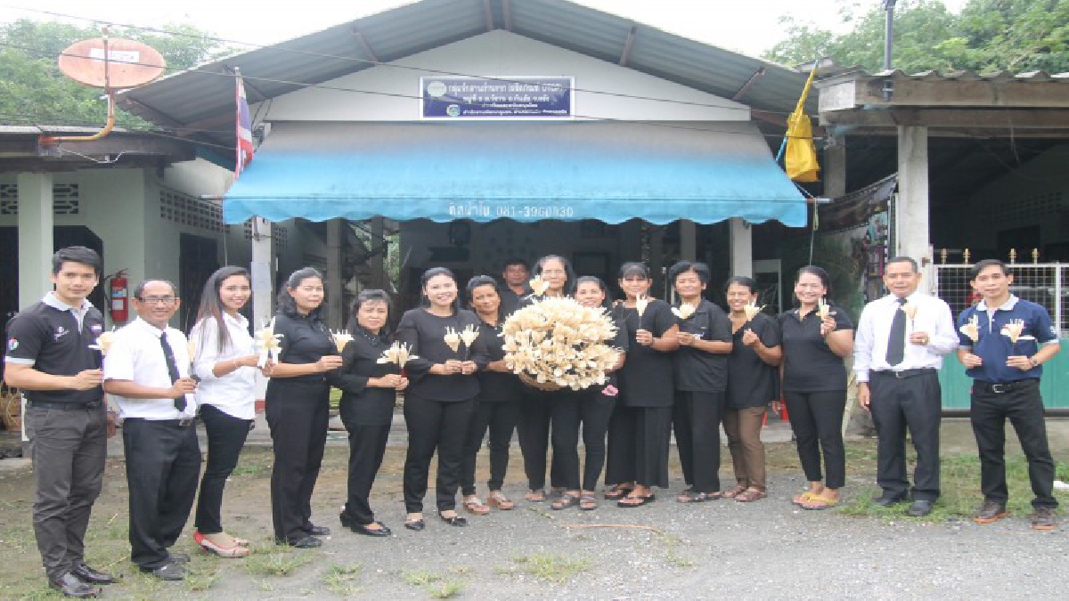 ทำด้วยใจ!! ชาวบ้าน จ.ตรัง เร่งประดิษฐ์ดอกไม้จันทน์ เป็นรูปดอกพุทธรักษา ด้วยกระดาษจาก เพื่อใช้ในงานพระราชพิธีถวายพระเพลิงพระบรมศพ (ชมคลิป)