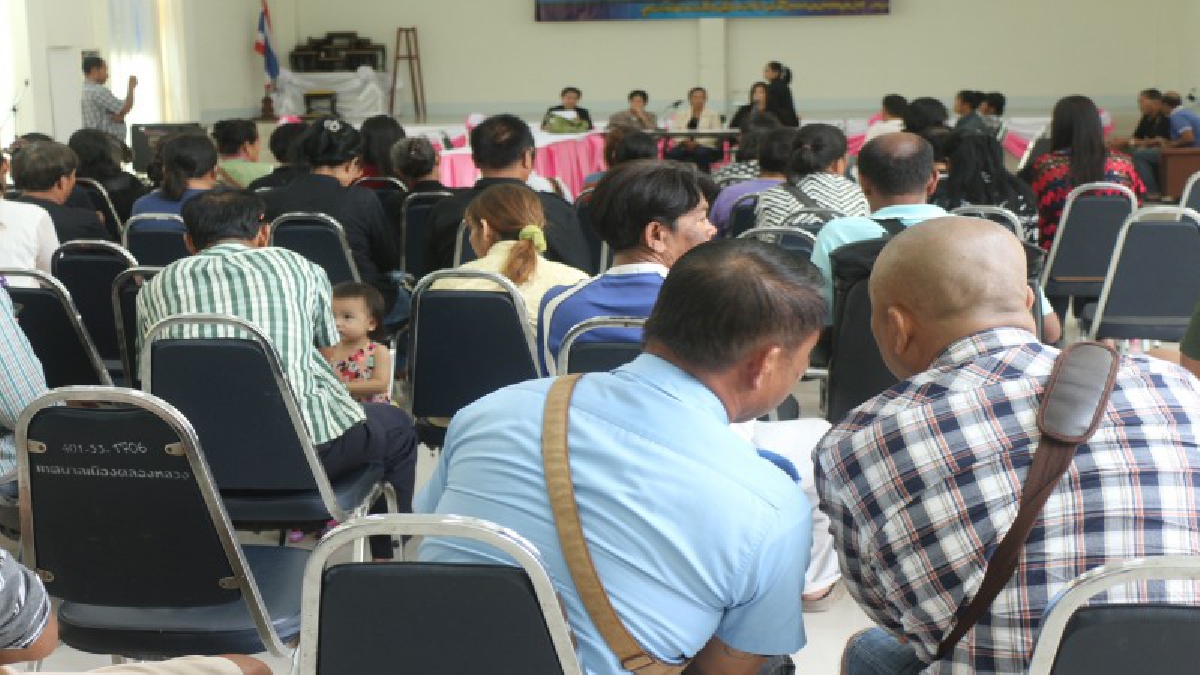ปทุมธานี!! ชาวบ้านชุมชนศรีปทุมรวมตัวร้องขอความเป็นธรรม เรื่องที่ดิน "มูลนิธิคุณหญิงส้มจีน" ได้สร้างความเดือดร้อนให้กับชาวบ้าน!? (ชมคลิป)