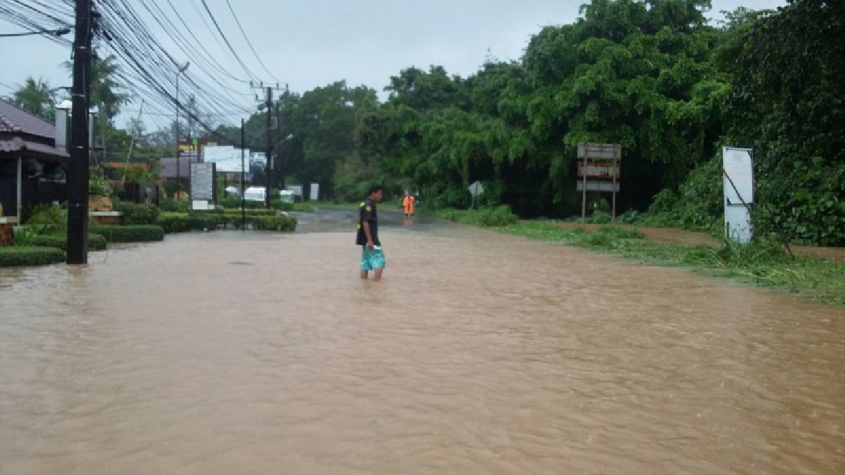 ชาวตราดสุดผวา!! เกาะช้างฝนตกหนัก น้ำป่าทะลักพัดบ้านพัง เด็กถูกซัดจมน้ำเสียชีวิต