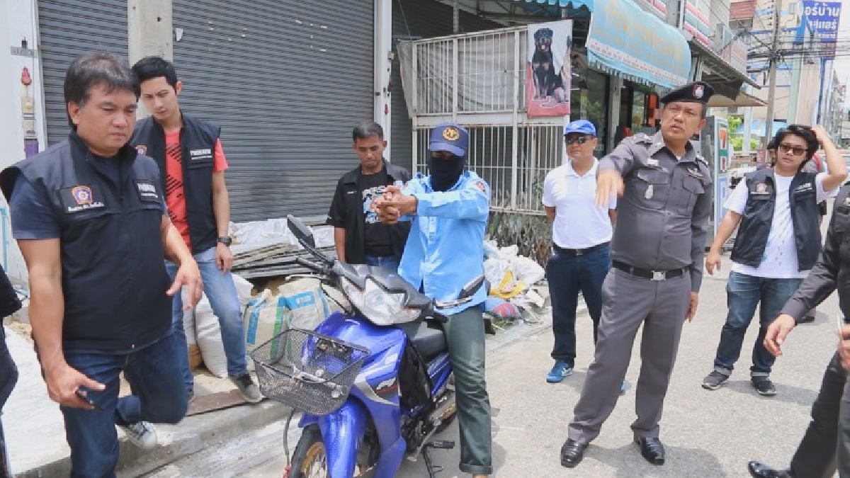 ตำรวจ สภ.โพธิ์แก้ว นครปฐม รวบโจ๋แสบแต่งชุด รปภ.ใช้ปืนจี้เงินร้านสะดวกซื้อ กลางวันแสกๆ ก่อนหลบนี้ขึ้นรถไฟไป ตจว.สุดท้ายไม่รอดได้นอนคุก