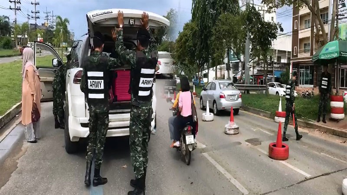 คุมเข้มทุกการเคลื่อนไหว!? จุดตรวจความมั่นคง ทั่วหาดใหญ่ ตรวจเข้ม หลังคนร้ายใช้รถยนต์พร้อมอาวุธปืนบุกเข้าปล้นเต็นท์รถยนต์ที่นาทวี!? (ชมคลิป)