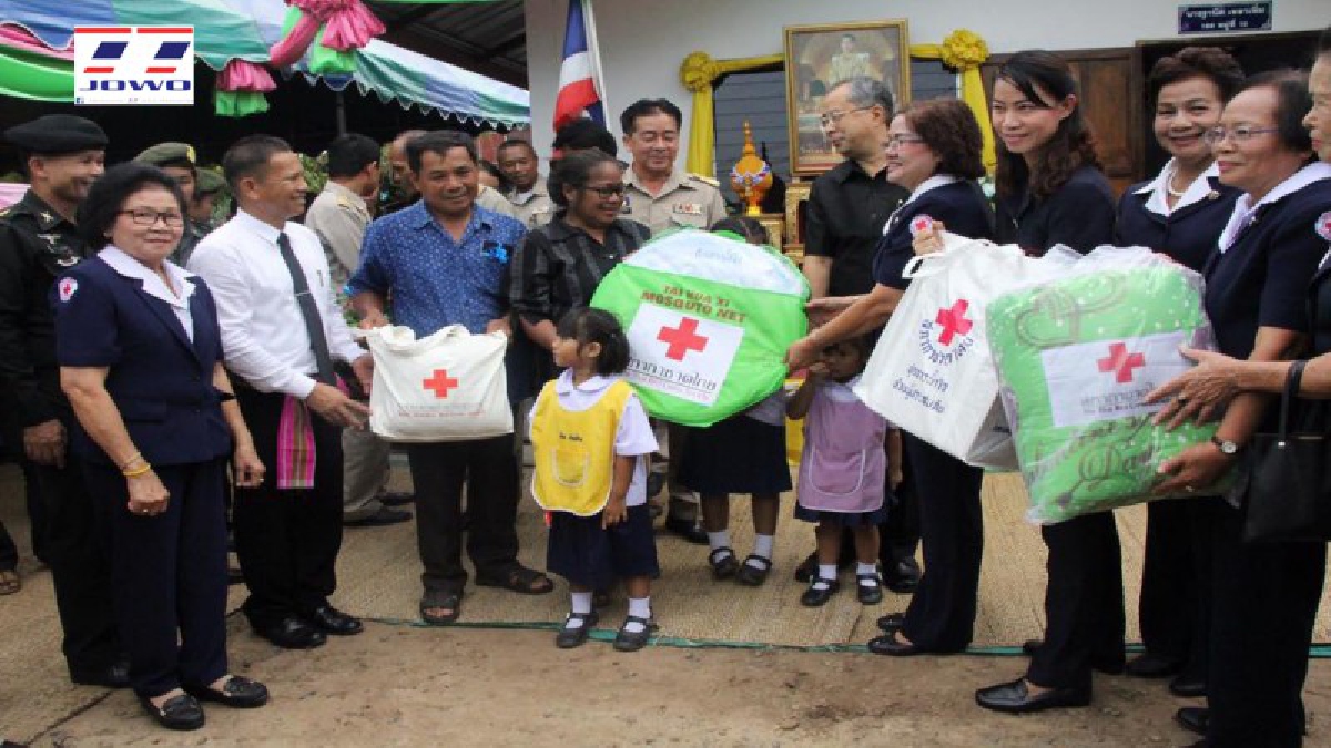 ฟ้ามีตา!! สรรค์ทรงโปรด ครอบครัวสุดจะยากไร้ 8 คน อาศัยบ้านเก่าๆผุพัง เล็กเท่ารูหนู ผู้ว่าฯเมืองช้าง มอบบ้านธารน้ำใจช่วยเหลือ (มีคลิป)
