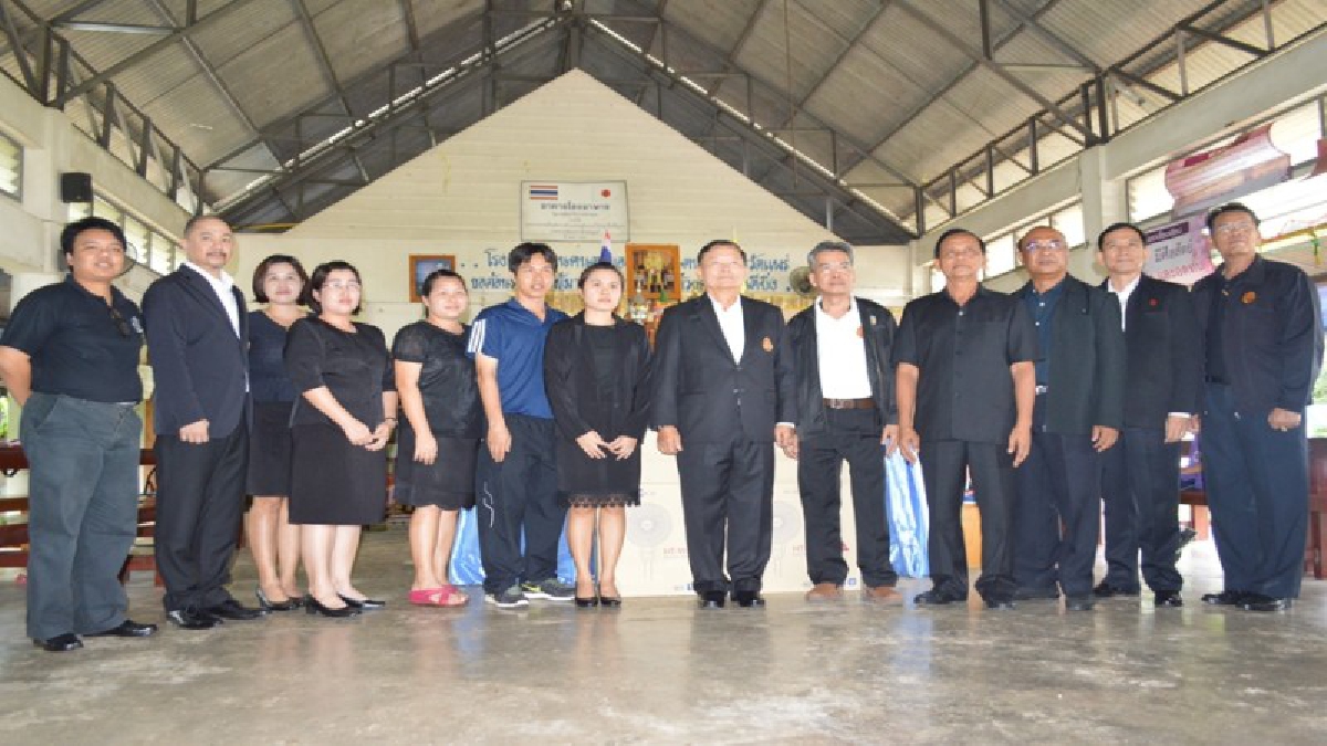 ขอบคุณผู้ใหญ่ใจดี ผู้ตรวจการแผ่นดิน มอบอุปกรณ์การเรียนกับโรงเรียนสอนคนตาบอดในจังหวัดแพร่ เทิดพระเกียรติในหลวงรัชกาลที่ 10 (ชมคลิป)