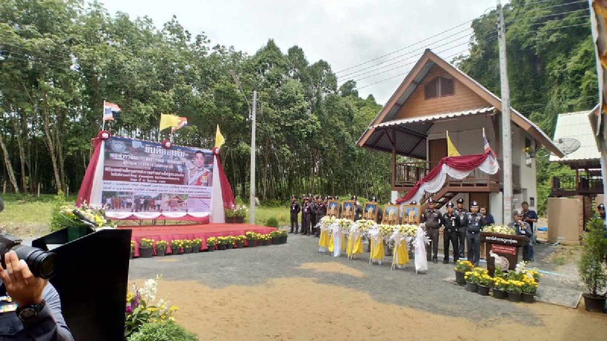พร้อมช่วยเหลือ!! ผบ.ตร. เป็นประธานในพิธีมอบบ้าน ให้แก่ประชาชน ที่ประสบอุทกภัยในพื้นที่จังหวัดนครศรีธรรมราช จำนวน 5 หลัง
