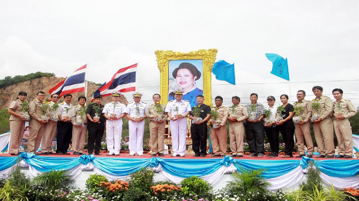 ชลบุรี!! ฐานทัพเรือสัตหีบ ร่วมทุกภาคส่วนปลูกป่าเฉลิมพระเกียรติสมเด็จพระนางเจ้าสิริกิติ์ พระบรมราชินีนาถ ทรงเจริญพระชนมพรรษา 85 พรรษา (คลิป)