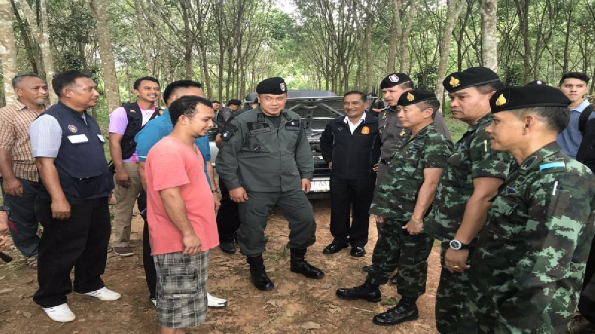 แม่ทัพภาคที่ 4 เดินทางเข้าตรวจสอบพื้นที่เกิดเหตุ ภายหลังพบรถคันสุดท้ายจอดทิ้งไว้ในป่ายางที่ถูกปล้นไป