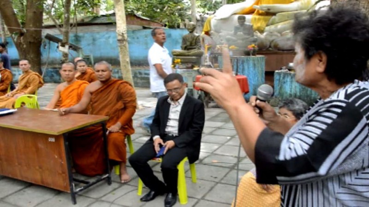 สังคมขับไล่หรือปกป้อง!! เจ้าอาวาสวัดดังเมืองคอนแฉเหตุชาวบ้านรวมตัวขับไล่ สั่งห้ามพระลูกวัดเลี้ยงไก่ชน,ปลากัดขายทางออนไลน์ (มีคลิป)