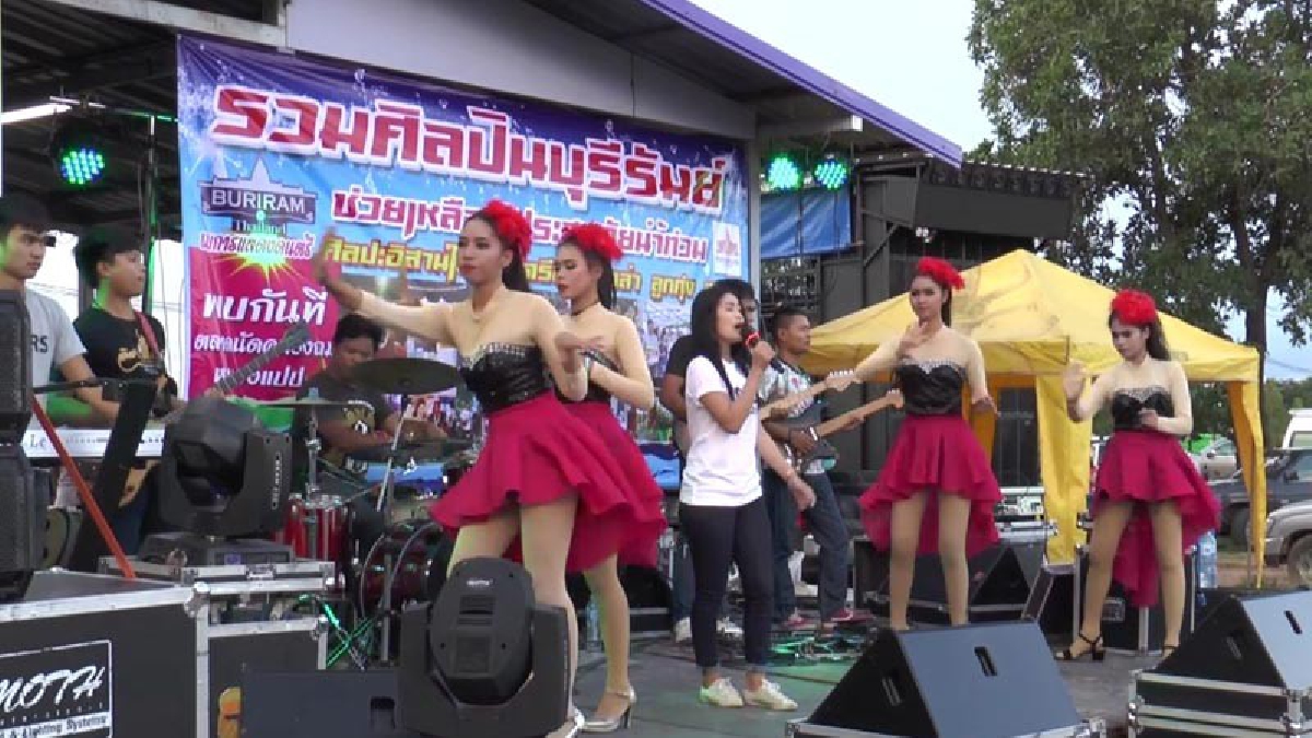 นักร้อง นักดนตรีบุรีรัมย์ รวมตัวออกเดินสายเปิดหมวดตามตลาดนัด ขอรับบริจาคเงินและสิ่งของไม่หักค่าใช้จ่าช่วยน้ำท่วมอีสาน (มีคลิป)