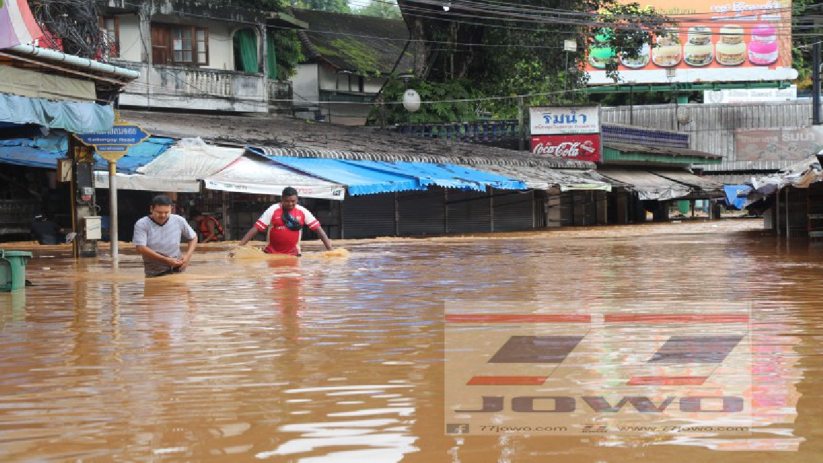 ชายแดนอ่วม!! ฝนตกกระหน่ำไม่หยุด น้ำทะลักท่วมย่านเศรษฐกิจไทย-เมียนมา พ่อค้าแม่ค้าขนสินค้าหนีน้ำอลหม่าน (มีคลิป)