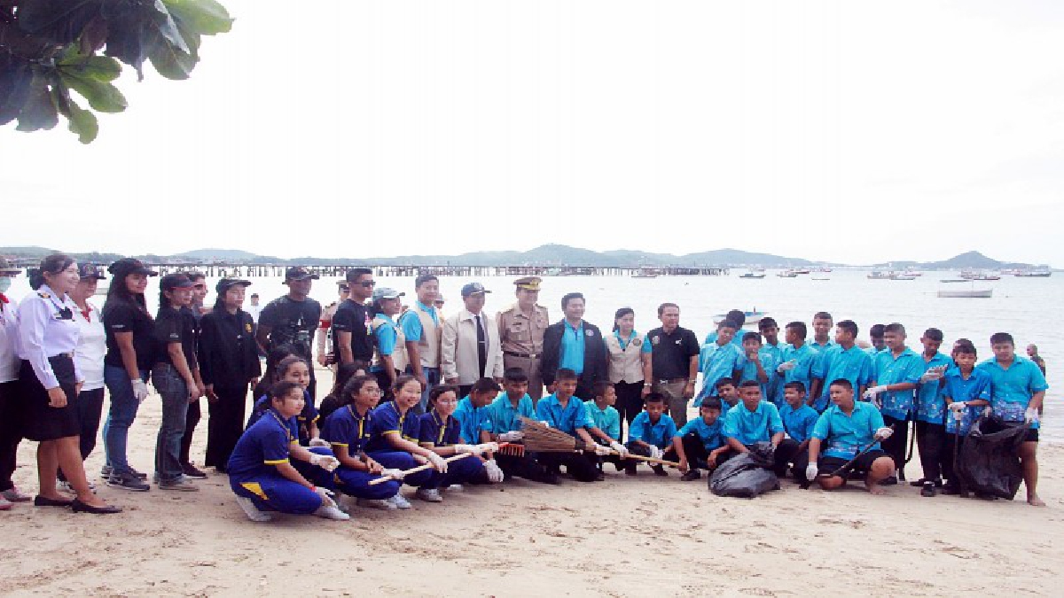 สัตหีบ เปิดกิจกรรมพลิกผืนทรายเพื่อแม่พัฒนาแนวชายหาดเฉลิมพระเกียรติ สมเด็จพระนางเจ้าสิริกิติ์ พระบรมราชินีนาถ ในรัชกาลที่ 9 (มีคลิป)