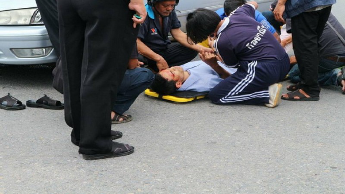 ปรบมือรัวๆ!! โซเชียลแห่ชื่นชมนักเรียนหญิง รร.ดังเมืองคอน น้ำใจงาม โดดช่วยผู้บาดเจ็บกลางถนน หลังประสบอุบัติเหตุถูกรถชน
