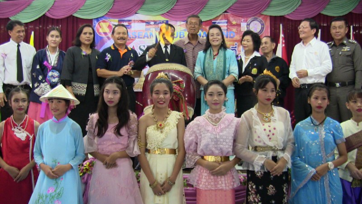 อ่างทอง!! สีสันเครื่องแต่งกาย ประจำชาติอาเซียน ของเด็กนักเรียน ในงานเปิดประตูสู่อาเซียน ”ASEAN DAY” (มีคลิป)
