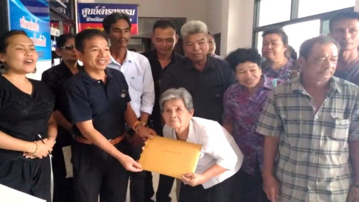 แกนนำ 5 แผ่นดิน!! ย้ำ “ใจหายจะเป็นลมโดนเวนคืนที่ดิน” คุณยายทวดวัย97 ร่วมคัดค้านโครงการสร้างฟลัดเวย์ โครงการแก้ปัญหาน้ำท่วมเมืองคอน (มีคลิป)