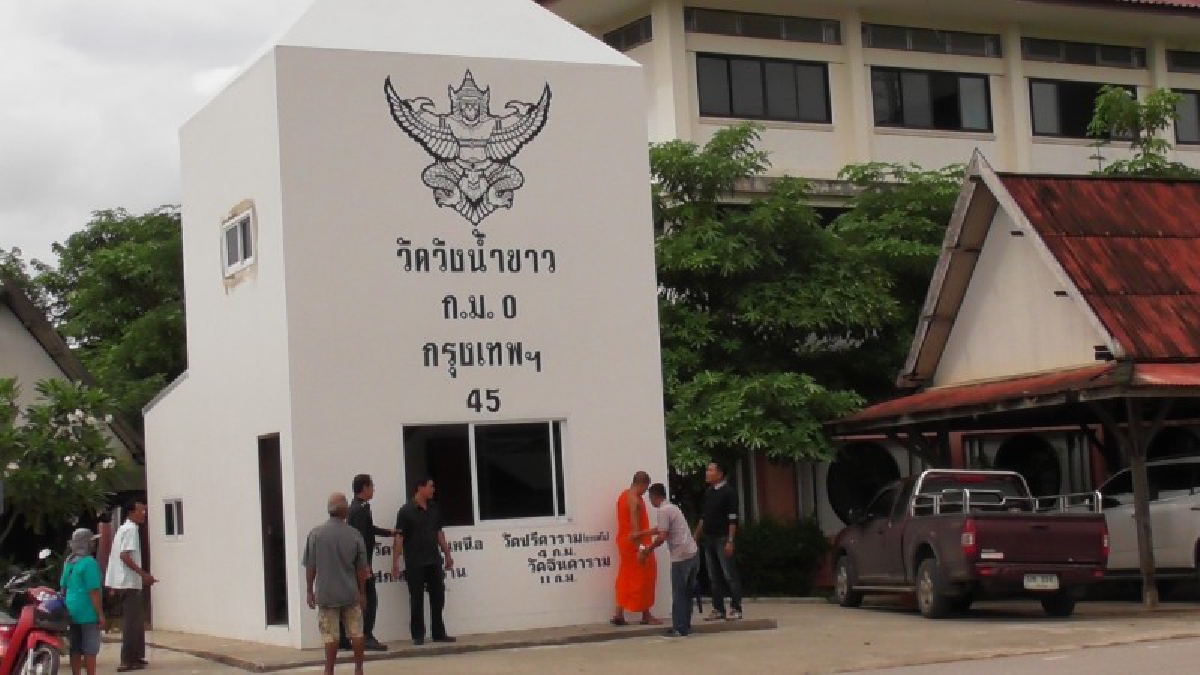 สุดทึ่ง!! นายก อบต.หนุ่ม ออกแบบสร้างป้อมยามตำรวจชุมชม เป็นหลักกิโลเมตรยักษ์ ใจปล้ำร่วมกับเจ้าอาวาสวัด บริจาคเงินสร้างอีก