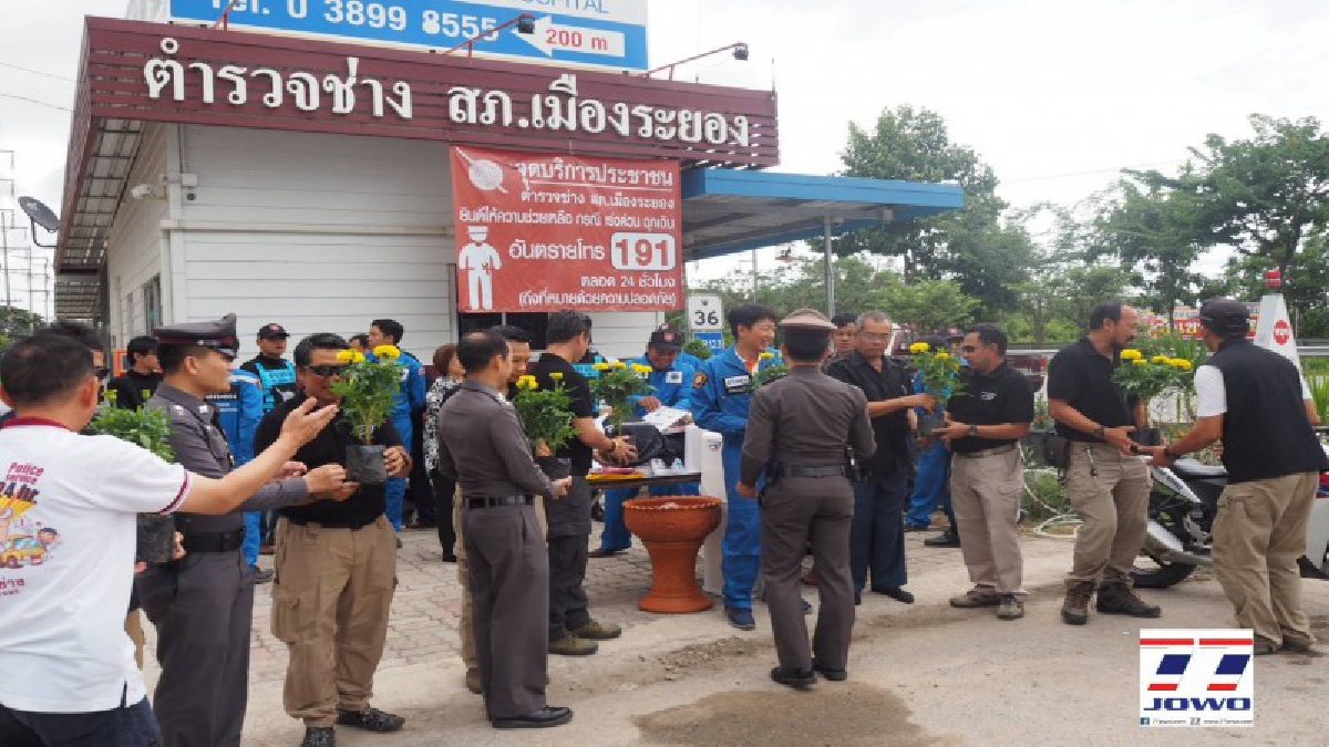 ชมรมทองหลังพระ พร้อมคณะ เดินทางมาเยือน จ.ระยอง มอบอุปกรณ์สำนักงาน ให้กับตร.ช่าง ในโครงการ ตำรวจดีมีคนเห็น (มีคลิป)