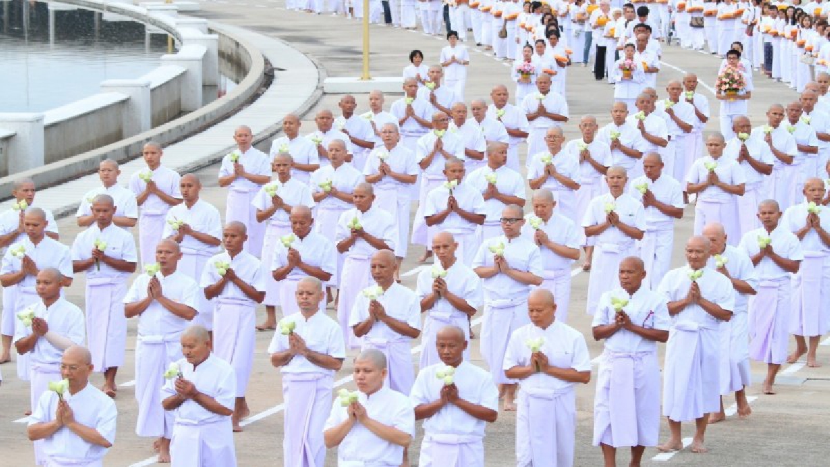 ปทุมธานี นาคธรรมทายาท 73 รูป บวชพระรุ่นวันธรรมชัยทดแทนคุณบิดามารดา ที่วัดพระธรรมกาย