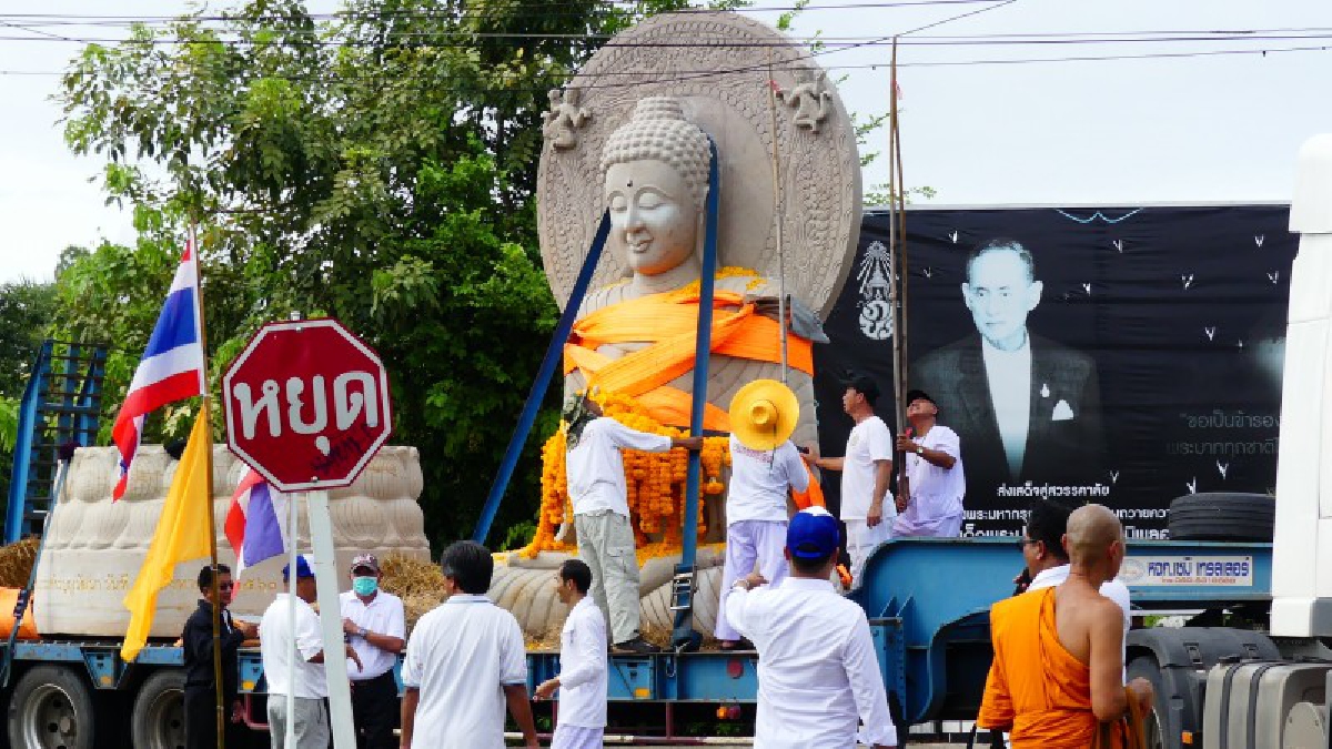 รับบุญอิ่มใจกันถ้วนหน้า!! ปทุมธานี ปชช.ร่วมรับบุญ แห่พระพุทธธรรม จักรปางปฐมเทศนาถวายวัดไก่เตี้ย บรรยากาศคึกคักสุดๆ (ชมคลิป)