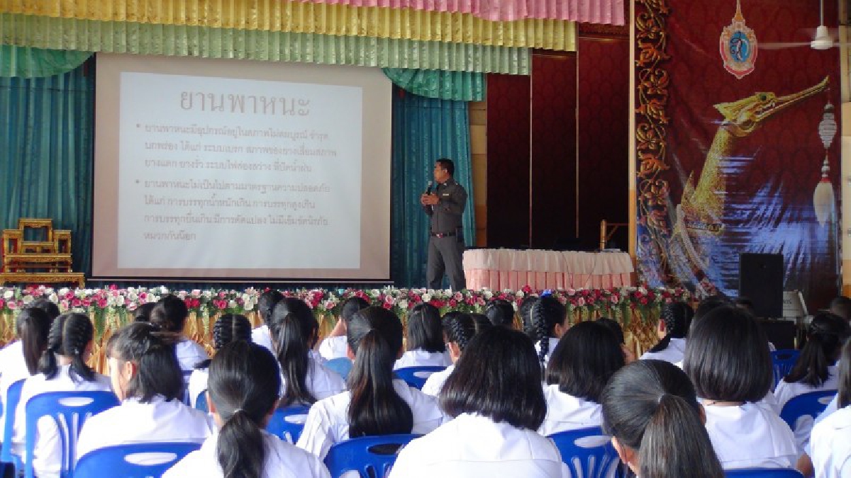 ร่วมมือพัฒนา!! ขนส่งร่วมกับตำรวจ สร้างจิตสำนักแก่นักเรียนเปลี่ยนพฤติกรรมใช้รถจยย. ยกระดับโรงเรียนต้นแบบ สร้างวินัย ใส่ใจลดอุบัติเหตุ (คลิป)