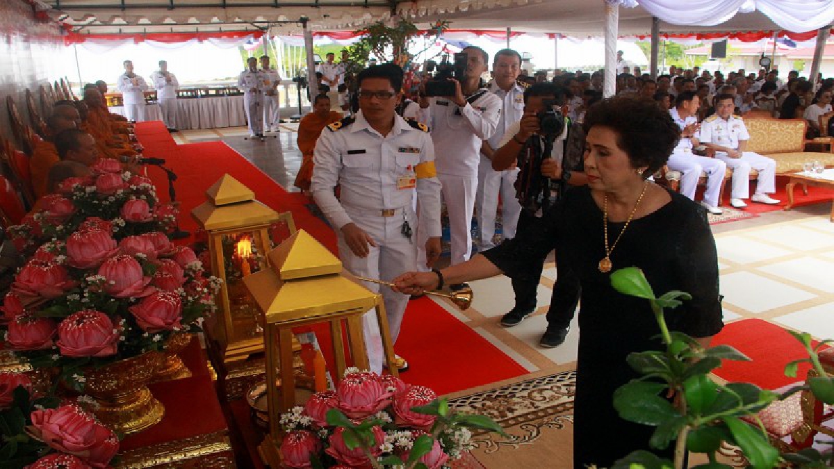 สุดอลังการงานบุญ!! ทหารเรือทอดผ้าป่า สมทบทุน ก่อสร้างพระตำหนักพระบิดาทหารเรือไทยกว่า 3 ล้านบาท (ชมคลิป)