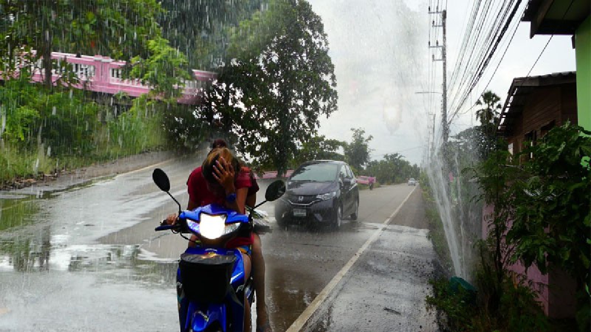 ท่อน้ำบาดาล พุ่งสูงกว่า 4 เมตร ชาวบ้านสัญจรผ่านต้องกะจังหวะวัดดวง โร่แจ้งจนท.เร่งปิดก่อนจะเกิดอุบัติเหตุ (มีคลิป)