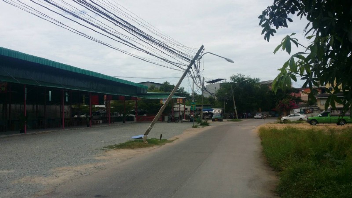 ชาวบ้านวอนการไฟฟ้าเร่งซ่อมเสาไฟหัก หลังสาวซิ่งเก๋งพุ่งชน แล้วหนีลอยนวล หวั่นล้มถูกชาวบ้าน ทำอันตรายถึงชีวิต (มีคลิป)