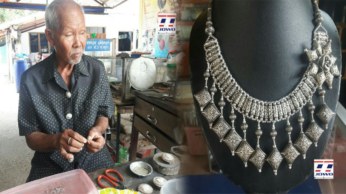 เปิดตำนาน “ลุงป่วน เจียวทอง”ปราชญ์ภูมิปัญญาชาวบ้านรุ่นที่ 6 ผู้อนุรักษ์ศิลปะการทำเครื่องเงินแบบโบราณ สืบทอดต่อกันมาถึง 6 รุ่น (คลิป)