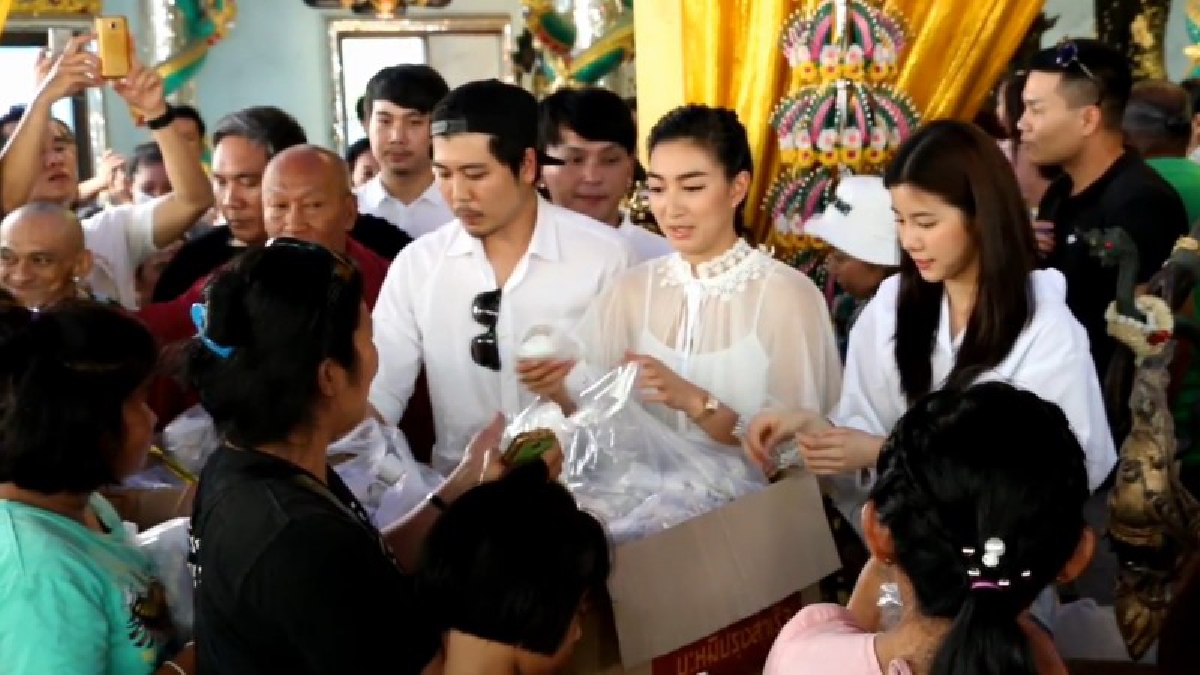 ฮือฮาดาราสายบุญ!! "แพนเค้ก เขมนิจ"และคณะร่วมธุรกิจเสริมความงาม นำข้าวสาร อาหารแห้ง 100 ชุด ทำบุญแจกทานที่วัดสว่างอารมณ์