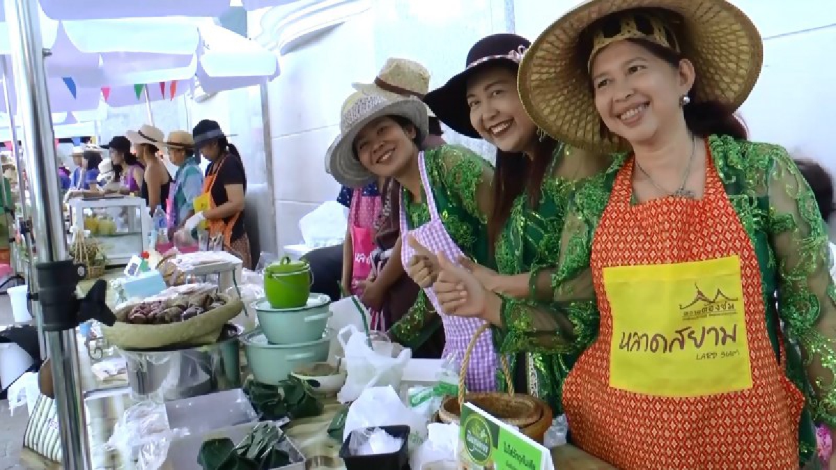 สงขลา!! รองปลัดกระทรวงพาณิชย์ เปิดตลาดต้องชมแห่งที่ 4 “หลาดสยาม” สร้างความเข้มแข็งเศรษฐกิจท้องถิ่น ตลาดต้องชม (มีคลิป)