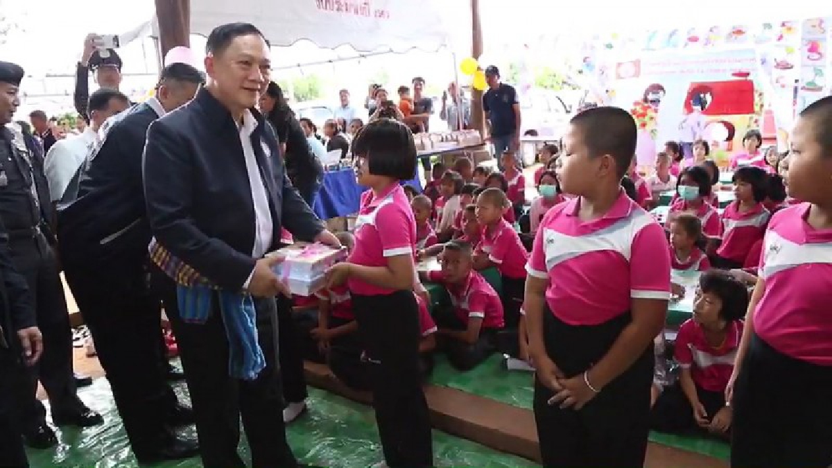 ไม่ทิ้งกัน!! รมว.พม. ลงพื้นที่ จ.นครพนม เยี่ยมผู้ประสบอุทกภัยพร้อมมอบสิ่งของช่วยเหลือ (มีคลิป)