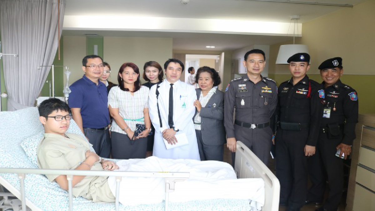 สุดเป็นห่วง!! ตัวแทนกงสุลจีนและตำรวจท่องเที่ยวเชียงใหม่ รุดเยี่ยม นทท.จีน ที่ประสบอุบัติเหตุรถชน บนดอยนางแก้ว!? (ชมคลิป)