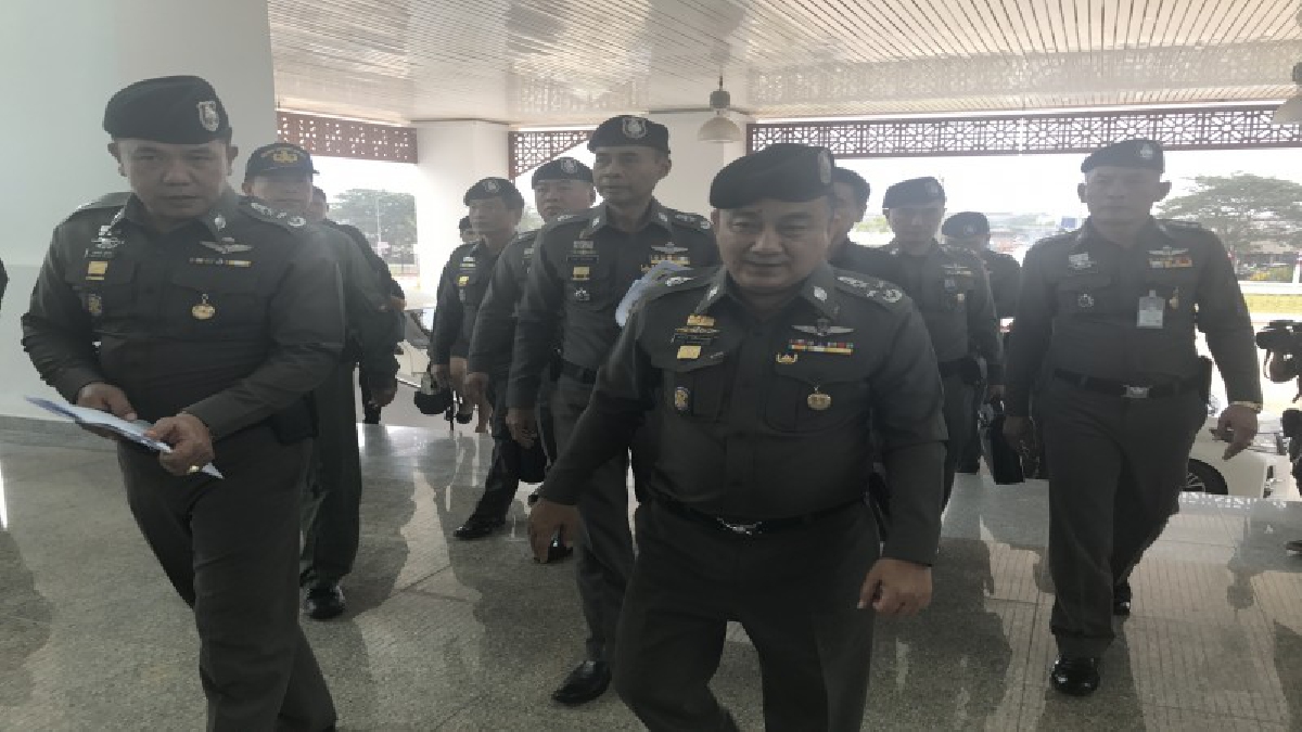 รอง ผบ.ตร.ยื่นขอหมายจับ 5 โจรใต้ปล้นรถ ที่ศาลด้วยตนเอง เผยคดีนี้มีผู้ก่อเหตุร่วม 40 คน (มีคลิป)