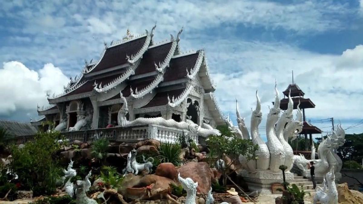 ดุจแดนสวรรค์!! พลาดไม่ได้ หนึ่งเดียวในประเทศไทย พระวิหารเขาพระสุเมรุ ประดิษฐานพระเจ้าทันใจ วิจิตรตระการตา สุดยอดฝีมือช่างล้านนา (มีคลิป)