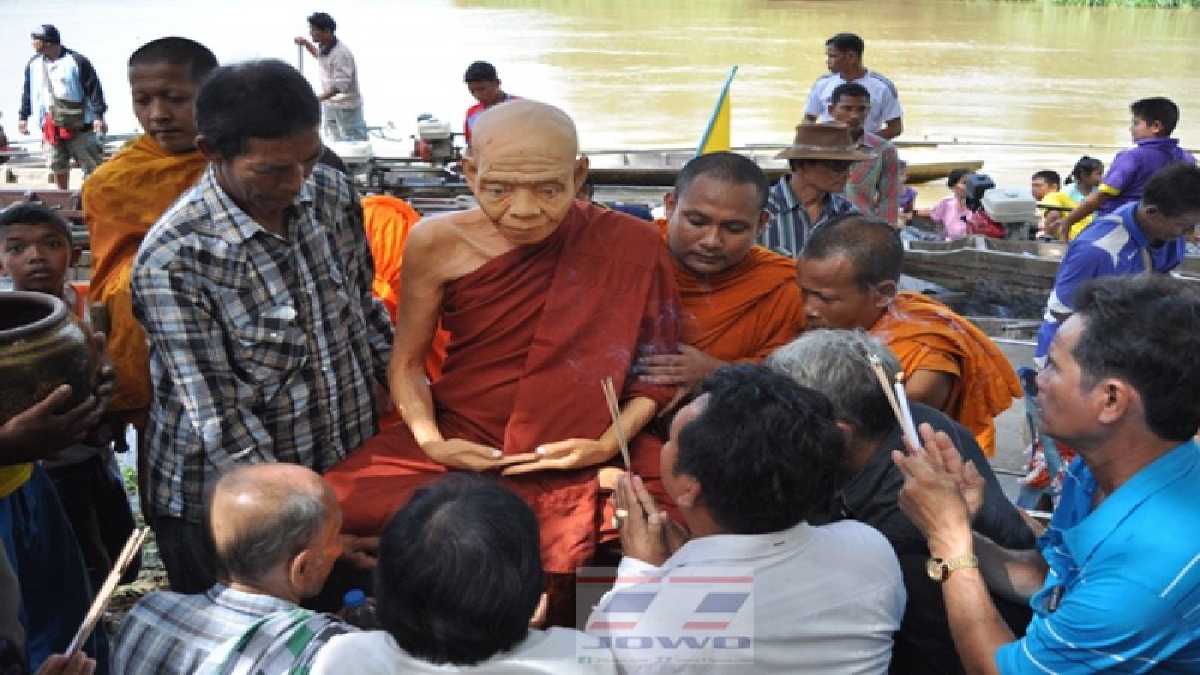 ชาวบ้านกว่า300คนร่วมทำพิธีล่องย้อนรอยขอขมาถอนคำสาปพ่อท่านคล้ายวาจาสิทธิที่เชื่อว่าต้องคำสาปสร้างโบสถ์ไม่ได้มากว่า80ปี(มีคลิป)