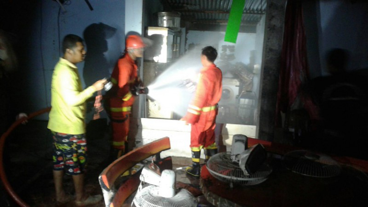 สุดระทึก!! ไฟไหม้วอด บ้านชั้นเดียวกลางชุมชน อ.จัตุรัส จ.ชัยภูมิ เสียหายหลายแสนบาท หลังเจ้าของทิ้งบ้านไปขายของต่างจังหวัด (มีคลิป)