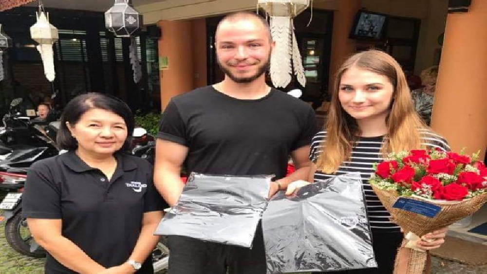 ฮีโร่ตัวจริง!! ผอ.ททท.เชียงใหม่ รุดมอบช่อดอกไม้ 2 นักท่องเที่ยว ที่ช่วย 3 พ่อแม่ลูกรถตกน้ำคูเมือง (มีคลิป)