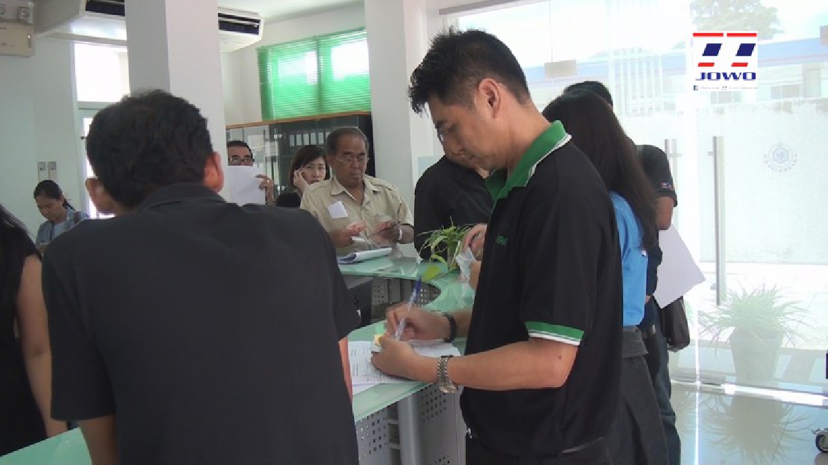 ประชาชนชาวจังหวัดสุรินทร์ แห่แน่นสำนักงานธนารักษ์ จองเหรียญที่ระลึกพระราชพิธีถวายพระเพลิงพระบรมศพ รัชกาลที่ 9 (มีคลิป)