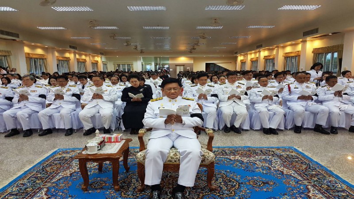ชาวอ่างทอง ร่วมพิธีมหามงคลเจริญพระพุทธมนต์ถวายเป็นพระราชกุศลและถวายพระพรชัยมงคลฯ (มีคลิป)