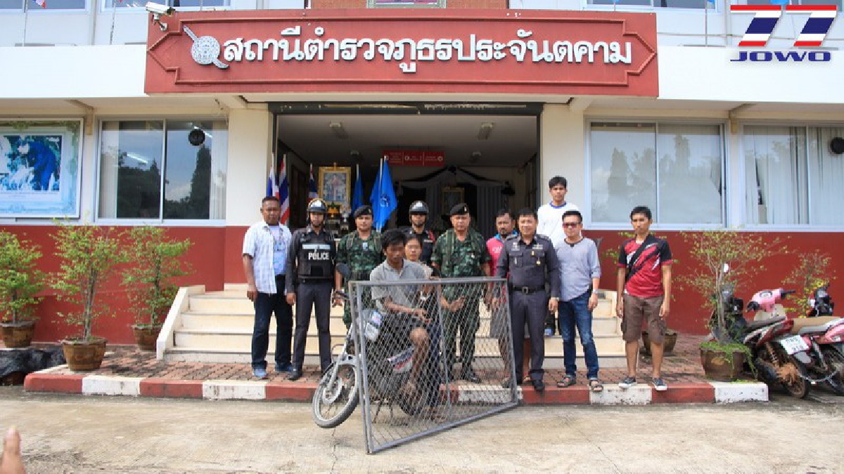ถึงขั้นนี้กันแล้ว!! สกัดจับ 2 ผัวเมียตัวแสบ ขโมยประตูรั้วไปขาย ร้านรับซื้อโดนด้วย ซ่อนเร้นอำพรางของกลาง (มีคลิป)
