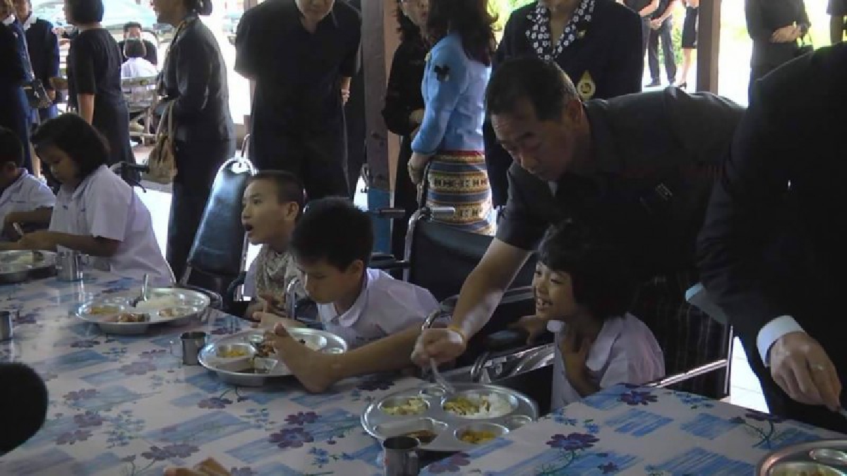 ชัยนาท!! สภาสังคมสงเคราะห์ฯ ร่วมกันจัดกิจกรรม โครงการน้ำพระทัยพระราชทานเลี้ยงอาหารกลางวัน แก่นักเรียนชายและหญิงผู้พิการ จำนวน 100 คน