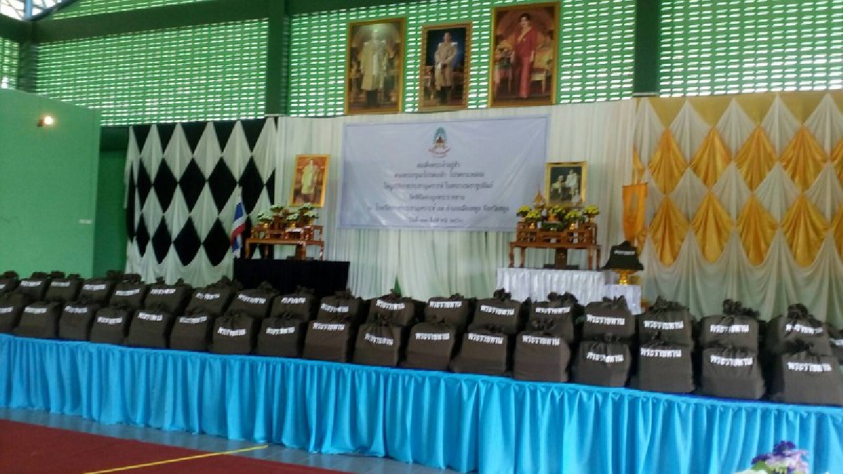สุดตื้นตันใจ!! ชาวบ้านสตูลผู้ประสบอุทกภัย เข้ารับมอบถุงพระราชทานฯ และเครื่องอุปโภคบริโภค หลังโดนน้ำท่วมอย่างหนัก (ชมคลิป)