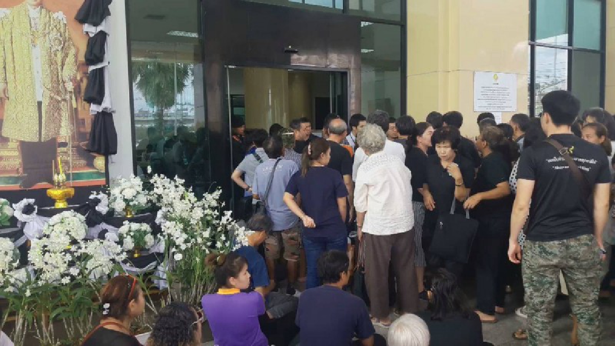 ปทุมธานี!! ประชาชนจำนวนมาก แห่จองเหรียญที่ระลึก พระราชพิธีถวายพระเพลิงพระบรมศพ ในหลวง ร.9 (ชมคลิป)