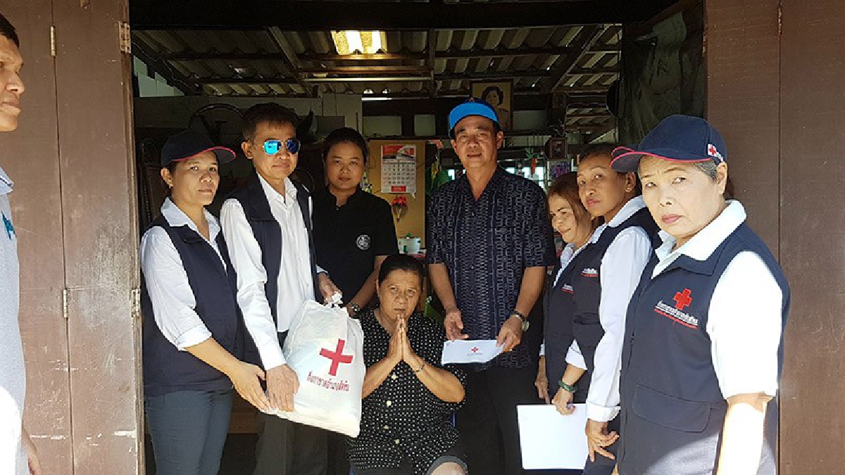 ดูแลทุกข์สุขประชาชน!! นอภ.สัตหีบ นำคณะกิ่งกาชาด กำนัน ผู้ใหญ่บ้าน รุดช่วยเหลือครอบครัวบ้านโดนถล่มจนจมใต้ทะเล (ชมคลิป)