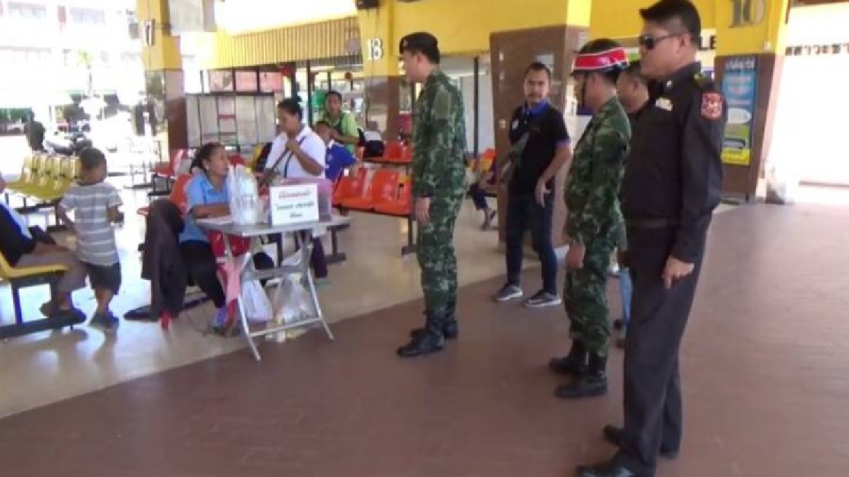 ตรวจเข้ม!! ทหาร-ปกครอกำแพงเพชร ตรวจเข้มที่สถานีขนส่ง ห้างสรรพสินค้า ยังไม่พบเกณฑ์คนให้กำลังใจ ยิ่งลักษณ์ กรณีศาลจะอ่านคำพิพากษาคดีจำนำข้าว