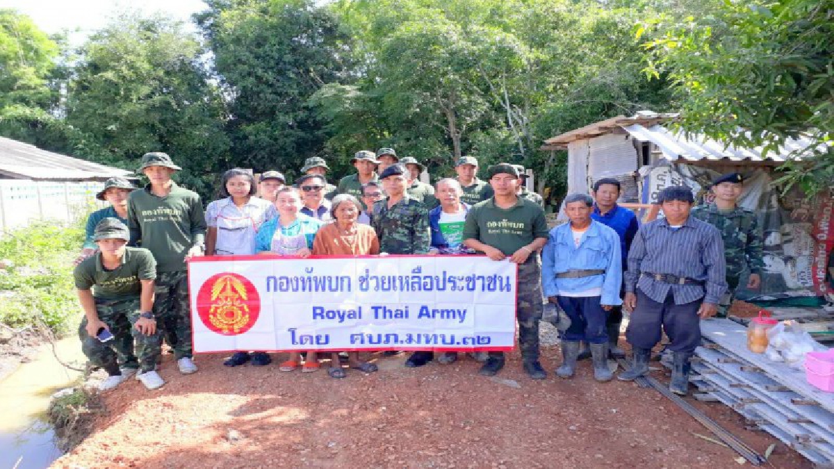 ที่พึ่งประชาชน!! ยายฟองวัย 83 หลั่งน้ำตาด้วยความตื้นตัน หลังทหารลำปางและกลุ่มเพื่อนประธานชุมชนเทศบาลเมืองเขลางค์นคร สร้างบ้านให้ใหม่