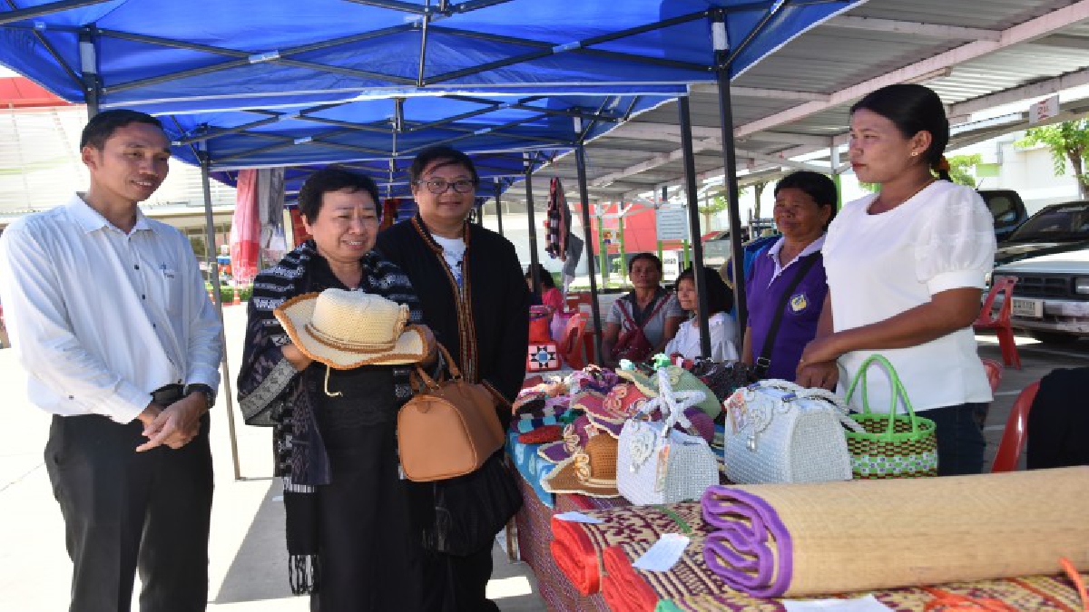 ศรีสะเกษ!! ผู้ตรวจราชการกรมการพัฒนาชุมชน เขต 13 ตรวจติดตามโครงการพัฒนาคุณภาพผลิตภัณฑ์ กลุ่มปรับตัวสู่การพัฒนา (กลุ่ม D)