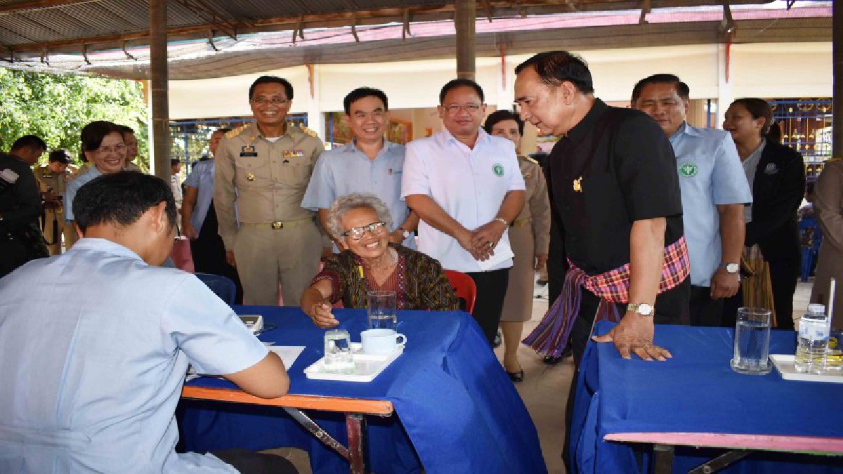 “ออมสิน ชีวะพฤกษ์” รมต.ประจำสำนักนายกฯ เข้าติดตามสถานการณ์น้ำเขื่อนลำปาว หลังชาวบ้านเจอน้ำท่วมกว่า 1 เดือน